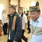SAMBUT : Gubernur Kalteng H. Agustiar Sabran saat menyambut kedatangan Menteri Koordinator Bidang Pangan Republik Indonesia Zulkifli Hasan di Bandara Tjilik Riwut, Palangka Raya, Rabu (21/5).(IST)