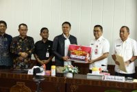 MENYERAHKAN: Ketua KPU Provinsi Kalteng Sastriadi saat menyerahkan secara simbolis sisa dana sebesar Rp12.282.527.394,- kepada Plt. Sekretaris Daerah Prov. Kalteng Leonard S. Ampung dalam sebuah seremoni di Ruang Rapat Bajakah Kantor Gubernur, Rabu (7/5).(IST)