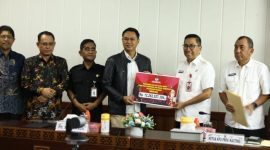 MENYERAHKAN: Ketua KPU Provinsi Kalteng Sastriadi saat menyerahkan secara simbolis sisa dana sebesar Rp12.282.527.394,- kepada Plt. Sekretaris Daerah Prov. Kalteng Leonard S. Ampung dalam sebuah seremoni di Ruang Rapat Bajakah Kantor Gubernur, Rabu (7/5).(IST)