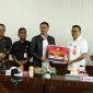 MENYERAHKAN: Ketua KPU Provinsi Kalteng Sastriadi saat menyerahkan secara simbolis sisa dana sebesar Rp12.282.527.394,- kepada Plt. Sekretaris Daerah Prov. Kalteng Leonard S. Ampung dalam sebuah seremoni di Ruang Rapat Bajakah Kantor Gubernur, Rabu (7/5).(IST)