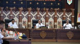 PIMPIN : Gubernur Provinsi Kalteng H. Agustiar sabran saat pimpin pertemuan bersama Pejabat Pimpinan Tinggi Pratama, Pejabat Administrator & Pejabat Pengawas di Lingkungan Pemprov Kalteng, Rabu (14/5).(IST)