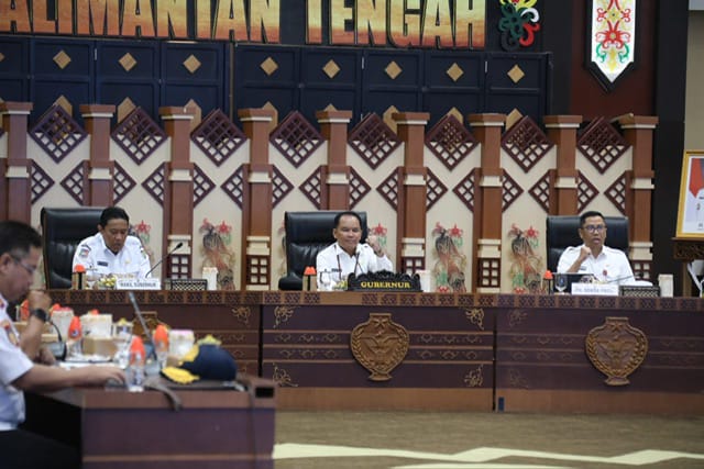 PIMPIN : Gubernur Provinsi Kalteng H. Agustiar sabran saat pimpin pertemuan bersama Pejabat Pimpinan Tinggi Pratama, Pejabat Administrator & Pejabat Pengawas di Lingkungan Pemprov Kalteng, Rabu (14/5).(IST)