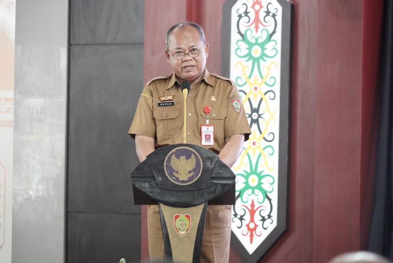 SAMBUTAN: Pelaksana Harian (Plh) Asisten Pemerintahan dan Kesejahteraan Rakyat, Sekretariat Daerah Provinsi Kalteng Maskur saat membacakan sambutan Gubernur saat Rakor Pengembangan Kabupaten dan Kota Tanggap Ancaman Narkotika yang digelar di Aula Jayang Tingang, Selasa (6/5).(IST)