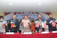 KONPERENSI PRESS : Kasubdit IV Tipidter Polda Sumatera Selatan AKBP Ahmad Budi Martono, SIK, MH menjelaskan terkait penangkapan pengoplos BBM ilegal saat konperensi press, Selasa (6/5).(IST)