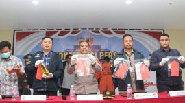 KONPERENSI PRESS : Kasubdit IV Tipidter Polda Sumatera Selatan AKBP Ahmad Budi Martono, SIK, MH menjelaskan terkait penangkapan pengoplos BBM ilegal saat konperensi press, Selasa (6/5).(IST)