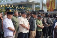 MENDENGARKAN: Plt. Sekda Provinsi Kalteng didampingi Unsur Forkopimda saat mendengarkan aspirasi mahasiswa serta gabungan organisasi buruh aktivis hak asasi masyarakat sipil yang ada di Kalteng, saat peringatan buruh di halaman Kantor Gubernur Kalteng, Kamis (1/5).(IST)