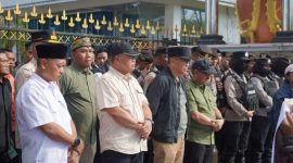 MENDENGARKAN: Plt. Sekda Provinsi Kalteng didampingi Unsur Forkopimda saat mendengarkan aspirasi mahasiswa serta gabungan organisasi buruh aktivis hak asasi masyarakat sipil yang ada di Kalteng, saat peringatan buruh di halaman Kantor Gubernur Kalteng, Kamis (1/5).(IST)