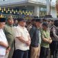 MENDENGARKAN: Plt. Sekda Provinsi Kalteng didampingi Unsur Forkopimda saat mendengarkan aspirasi mahasiswa serta gabungan organisasi buruh aktivis hak asasi masyarakat sipil yang ada di Kalteng, saat peringatan buruh di halaman Kantor Gubernur Kalteng, Kamis (1/5).(IST)