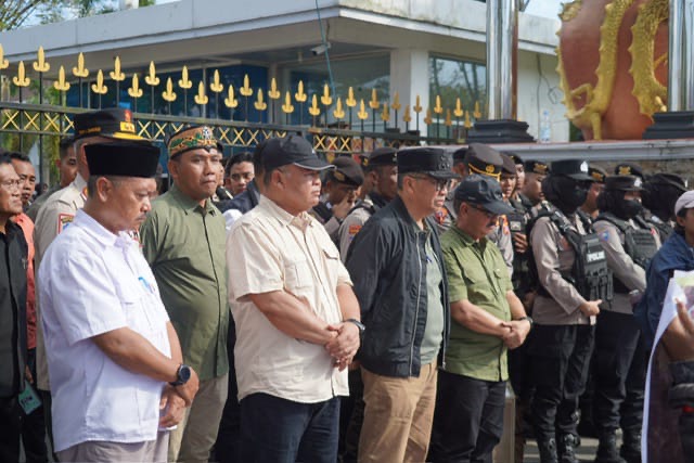 MENDENGARKAN: Plt. Sekda Provinsi Kalteng didampingi Unsur Forkopimda saat mendengarkan aspirasi mahasiswa serta gabungan organisasi buruh aktivis hak asasi masyarakat sipil yang ada di Kalteng, saat peringatan buruh di halaman Kantor Gubernur Kalteng, Kamis (1/5).(IST)