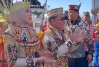 HADIRI : Gubernur Provinsi Kalteng H.Agustiar Sabran beserta Ketua TP PKK Aisyah Thisia Agustiar Sabran, saat menghadiri acara Karnaval Budaya Festival Budaya Isen Mulang (FBIM) 2025 di Bundaran Besar Palangka Raya, Minggu (18/5).(IST)