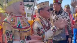 HADIRI : Gubernur Provinsi Kalteng H.Agustiar Sabran beserta Ketua TP PKK Aisyah Thisia Agustiar Sabran, saat menghadiri acara Karnaval Budaya Festival Budaya Isen Mulang (FBIM) 2025 di Bundaran Besar Palangka Raya, Minggu (18/5).(IST)