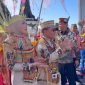 HADIRI : Gubernur Provinsi Kalteng H.Agustiar Sabran beserta Ketua TP PKK Aisyah Thisia Agustiar Sabran, saat menghadiri acara Karnaval Budaya Festival Budaya Isen Mulang (FBIM) 2025 di Bundaran Besar Palangka Raya, Minggu (18/5).(IST)