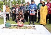 TABUR BUNGA : Gubernur Provinsi Kalteng H. Agustiar Sabran saat menabur bunga di Makam Pahlawan Tjilik Riwut di Taman Makam Pahlawan Sanaman Lampang, Kamis (15/5).(IST)