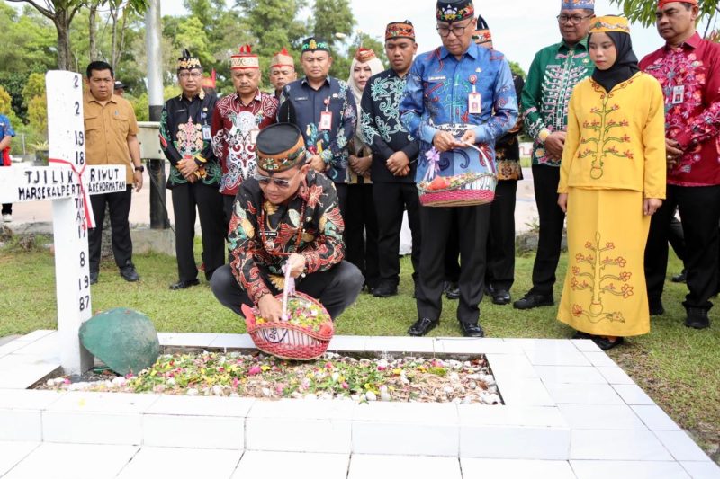 TABUR BUNGA : Gubernur Provinsi Kalteng H. Agustiar Sabran saat menabur bunga di Makam Pahlawan Tjilik Riwut di Taman Makam Pahlawan Sanaman Lampang, Kamis (15/5).(IST)