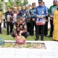 TABUR BUNGA : Gubernur Provinsi Kalteng H. Agustiar Sabran saat menabur bunga di Makam Pahlawan Tjilik Riwut di Taman Makam Pahlawan Sanaman Lampang, Kamis (15/5).(IST)