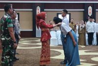 MERESMIKAN - Ketua TP-PKK Kalteng resmikan peserta dengan mengalungkan kokarde.(IST)
