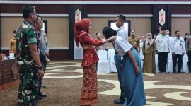 MERESMIKAN - Ketua TP-PKK Kalteng resmikan peserta dengan mengalungkan kokarde.(IST)