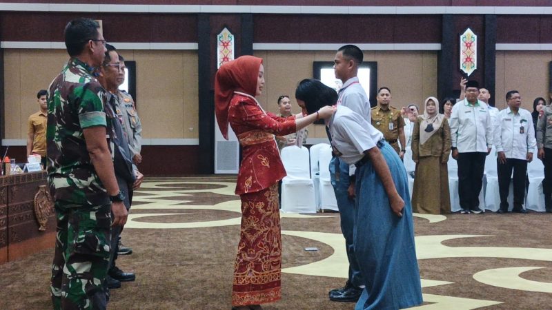 MERESMIKAN - Ketua TP-PKK Kalteng resmikan peserta dengan mengalungkan kokarde.(IST)