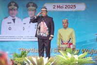 PIMPIN : Wakil Gubernur Provinsi Kalteng, H. Edy Pratowo saat memimpin jalannya upacara bendera yang digelar di halaman Dinas Pendidikan Provinsi Kalimantan Tengah pada Jumat (2/5).(IST)