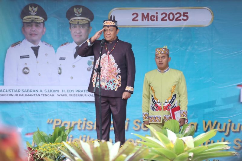 PIMPIN : Wakil Gubernur Provinsi Kalteng, H. Edy Pratowo saat memimpin jalannya upacara bendera yang digelar di halaman Dinas Pendidikan Provinsi Kalimantan Tengah pada Jumat (2/5).(IST)