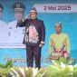 PIMPIN : Wakil Gubernur Provinsi Kalteng, H. Edy Pratowo saat memimpin jalannya upacara bendera yang digelar di halaman Dinas Pendidikan Provinsi Kalimantan Tengah pada Jumat (2/5).(IST)