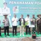 MENANAM : Gubernur Kalteng, H.Agustiar Sabran, bersama unsur Forkopimda saat menanam pohon di sekitar Hutan Kota Nyaru Menteng Berkah Kecamatan Bukit Batu, pada Rabu (21/5).(IST)