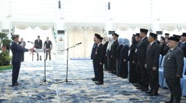 MELANTIK : Gubernur Provinsi Kalteng H. Agustiar Sabran saat melantik pejabat Pimpinan Tinggi Pratama Lingkup Pemerintah Provinsi Kalteng, Jumat (9/5).(IST)