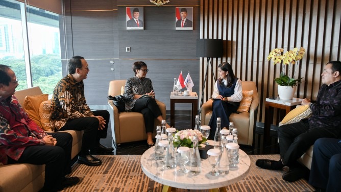 AUDIENSI : Menkomdigi Meutya Hafid saat audiensi bersama jajaran pimpinan XL Smart di kantor Kementerian Komunikasi dan Digital di Jakarta, Senin (26/5).(IST)