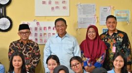 FOTO BERSAMA: Mendikdasmen Abdul Muti didampingi wakil Gubernur Kalteng Edy Pratowo dan Plt Disdik Muhammad Reza Prabowo saat foto bersama dengan para siswa SMK Negeri 3 Palangka Raya, Jumat (9/5).(IST)