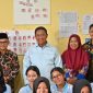 FOTO BERSAMA: Mendikdasmen Abdul Muti didampingi wakil Gubernur Kalteng Edy Pratowo dan Plt Disdik Muhammad Reza Prabowo saat foto bersama dengan para siswa SMK Negeri 3 Palangka Raya, Jumat (9/5).(IST)
