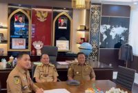 EDUKATIF : Gubernur Kalimantan Tengah, H. Agustiar Sabran, bersama Wakil Gubernur H. Edy Pratowo, dan Plt Kepala Dinas Pendidikan Provinsi Kalteng, Muhammad Reza Prabowo,
menggelar kegiatan edukatif bertajuk Gubernur Mengajar secara virtual pada Senin (26/05).(IST)