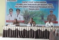 PIMPIN RAPAT: Kabid Lohsar Achmad Sugianor saat memimpin Rapat Penetapan Harga TBS Periode II Bulan April 2025 yang digelar di Aula Dinas Perkebunan Kalteng pada Rabu (7/5).(IST)