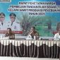 PIMPIN RAPAT: Kabid Lohsar Achmad Sugianor saat memimpin Rapat Penetapan Harga TBS Periode II Bulan April 2025 yang digelar di Aula Dinas Perkebunan Kalteng pada Rabu (7/5).(IST)