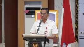 SAMBUTAN : Plt Sekda Leonard S Ampung saat  menyampaikan sambutan saat Lokakarya Pengarusutamaan SDGs ke dalam RPJMD 2025–2029 di Aula Bapperida Provinsi Kalteng, Rabu (7/5).(IST)