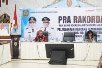 MENGHADIRI - Sri Widanarni (di Podium) menghadiri rapat bersama Kepala Perangkat Daerah Lingkup Prov. Kalteng, Kepala Bappeda Kabupaten/Kota Se-Kalteng.(IST)