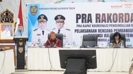 MENGHADIRI - Sri Widanarni (di Podium) menghadiri rapat bersama Kepala Perangkat Daerah Lingkup Prov. Kalteng, Kepala Bappeda Kabupaten/Kota Se-Kalteng.(IST)