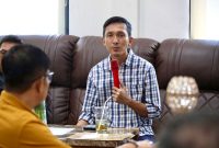 DISKUSI : Plt Kepala Diskominfosantik Provinsi Kalteng, Rangga Lesmana saat berdiskusi dengan awak media saat kegiatan temu silaturahmi bersama para mitra media yang di laksanakan di Mahardika Kopi, Kota Palangka Raya Sabtu (17/5).(IST)
