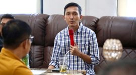 DISKUSI : Plt Kepala Diskominfosantik Provinsi Kalteng, Rangga Lesmana saat berdiskusi dengan awak media saat kegiatan temu silaturahmi bersama para mitra media yang di laksanakan di Mahardika Kopi, Kota Palangka Raya Sabtu (17/5).(IST)