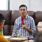 DISKUSI : Plt Kepala Diskominfosantik Provinsi Kalteng, Rangga Lesmana saat berdiskusi dengan awak media saat kegiatan temu silaturahmi bersama para mitra media yang di laksanakan di Mahardika Kopi, Kota Palangka Raya Sabtu (17/5).(IST)