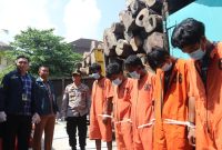 AMANKAN : Kasubdit IV Tipidter Polda Sumatera Selatan, AKBP Ahmad Budi Martono, SIK MH, saat mengamankan tersangka dan barang bukti, aktivitas ilegal pengangkutan kayu hasil hutan tanpa dokumen resmi,di wilayah Kabupaten Musi Banyuasin (Muba), Sumatera Selatan, Senin (28/4) lalu.(IST)