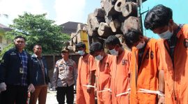 AMANKAN : Kasubdit IV Tipidter Polda Sumatera Selatan, AKBP Ahmad Budi Martono, SIK MH, saat mengamankan tersangka dan barang bukti, aktivitas ilegal pengangkutan kayu hasil hutan tanpa dokumen resmi,di wilayah Kabupaten Musi Banyuasin (Muba), Sumatera Selatan, Senin (28/4) lalu.(IST)