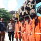 AMANKAN : Kasubdit IV Tipidter Polda Sumatera Selatan, AKBP Ahmad Budi Martono, SIK MH, saat mengamankan tersangka dan barang bukti, aktivitas ilegal pengangkutan kayu hasil hutan tanpa dokumen resmi,di wilayah Kabupaten Musi Banyuasin (Muba), Sumatera Selatan, Senin (28/4) lalu.(IST)