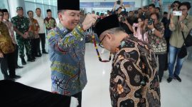 MENYAMBUT : Gubernur Provinsi Kalteng H. Agustiar Sabran saat memasangkan lilis lamiang kepada Menteri Pendidikan Dasar dan Menengah Abdul Mu’ti sebagai simbol penyambutan saat di Bandara Tjilik Riwut, Palangka Raya, Jumat (9/5).(IST)