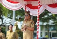 ARAHAN : Gubernur Provinsi Kalteng H. Agustiar Sabran saat memimpin upacara sekaligus memberikan pengarahan khusus kepada tenaga kontrak di lingkungan Pemerintah Provinsi Kalteng dalam apel bersama yang digelar di halaman Kantor Gubernur, Selasa (6/5).(IST)
