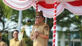 ARAHAN : Gubernur Provinsi Kalteng H. Agustiar Sabran saat memimpin upacara sekaligus memberikan pengarahan khusus kepada tenaga kontrak di lingkungan Pemerintah Provinsi Kalteng dalam apel bersama yang digelar di halaman Kantor Gubernur, Selasa (6/5).(IST)