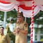 ARAHAN : Gubernur Provinsi Kalteng H. Agustiar Sabran saat memimpin upacara sekaligus memberikan pengarahan khusus kepada tenaga kontrak di lingkungan Pemerintah Provinsi Kalteng dalam apel bersama yang digelar di halaman Kantor Gubernur, Selasa (6/5).(IST)