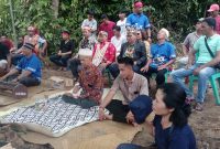 HADIRI : General Manajer Humas Yanto E Saputra, Direktur operasional houling dari PT. KIBA Alvin dan Sri Yoso yang turut berpartisipasi serta tokoh masyarakat dan adat setempat.(IST)
