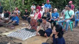 HADIRI : General Manajer Humas Yanto E Saputra, Direktur operasional houling dari PT. KIBA Alvin dan Sri Yoso yang turut berpartisipasi serta tokoh masyarakat dan adat setempat.(IST)