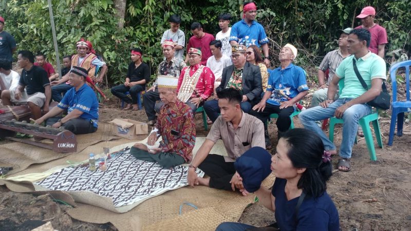 HADIRI : General Manajer Humas Yanto E Saputra, Direktur operasional houling dari PT. KIBA Alvin dan Sri Yoso yang turut berpartisipasi serta tokoh masyarakat dan adat setempat.(IST)