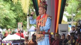 PIMPIN UPACARA : Gubernur Kalteng, H. Agustiar Sabran, saat memimpin upacara peringatan HUT Provinsi Kalimantan Tengah ke 68, Jumat (23/5).(IST)